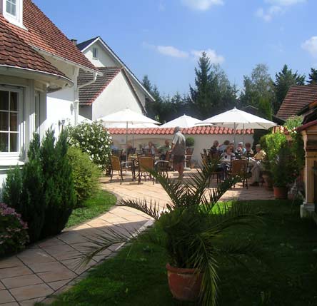 Cafe Schmid - Sonnenterrasse - Gegenüber der Kirche Steinhausen