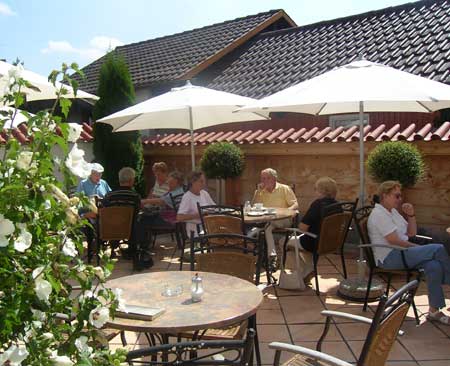 Café Schmid - Gegenüber der Dorfkirche Steinhausen
