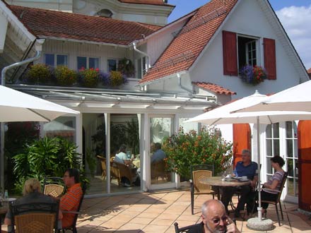 Terrasse mit Blick auf die schönste Dorfkirche der Welt