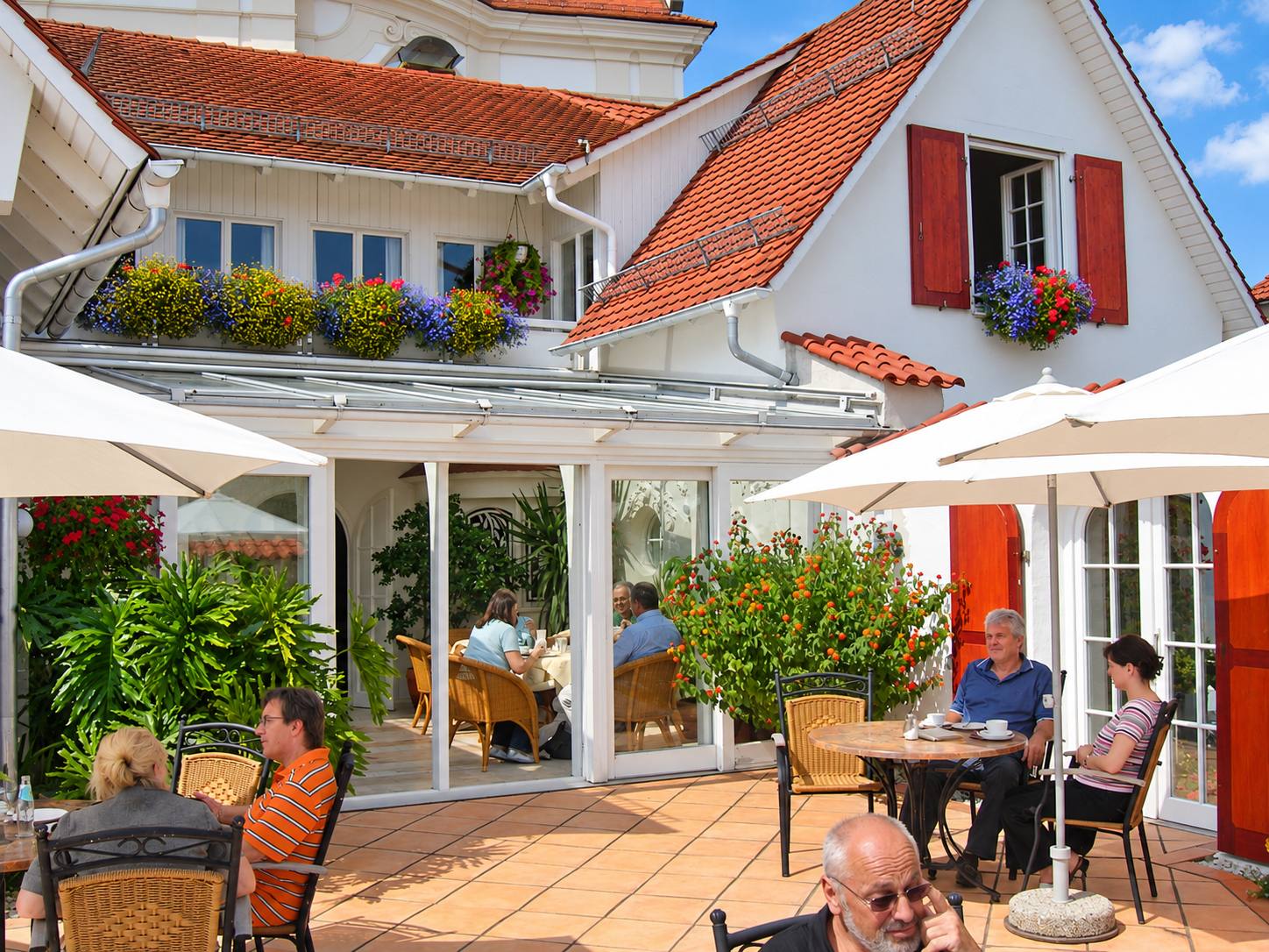 Terrasse mit Blick auf das Café