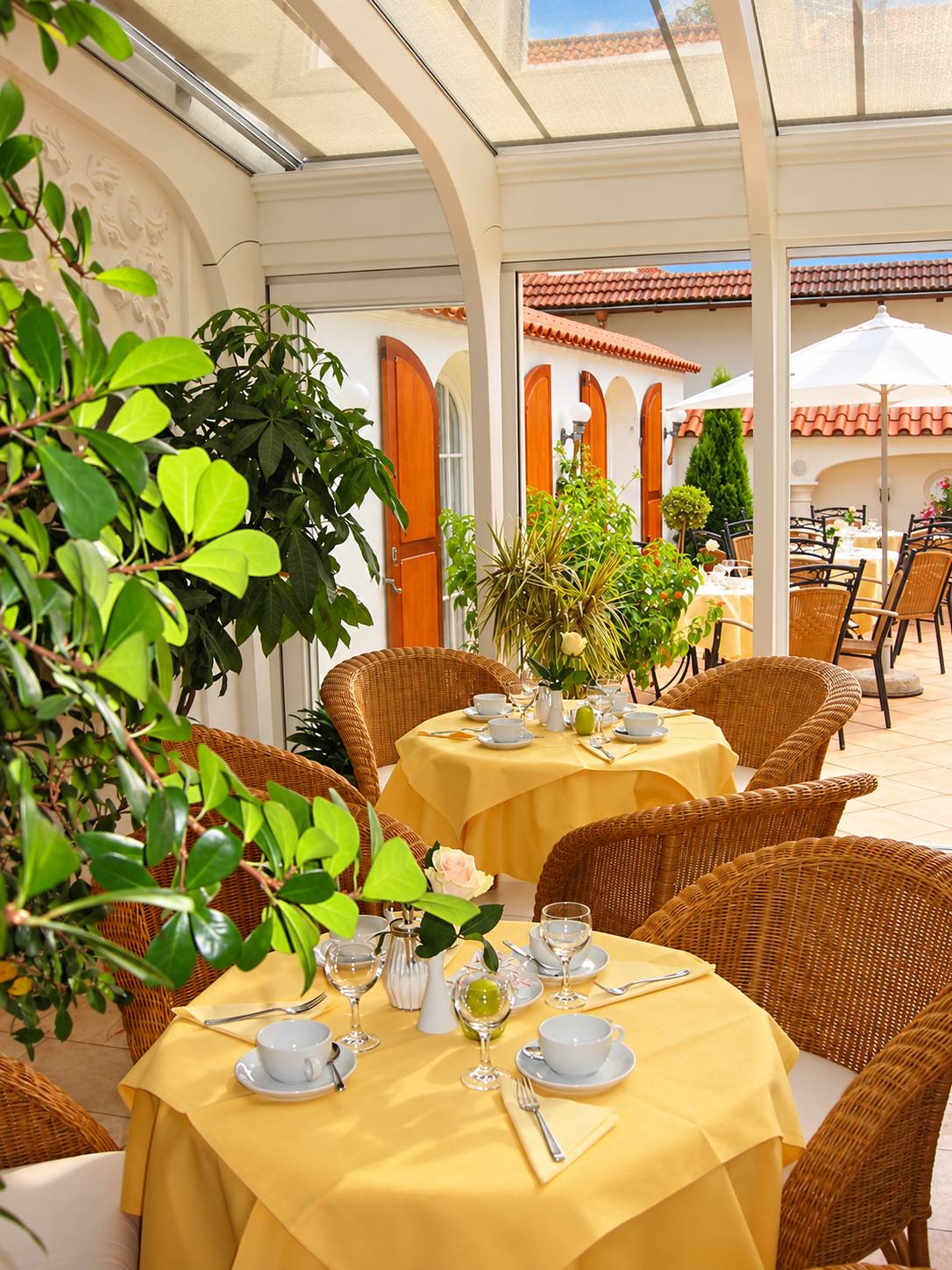 Wintergarten mit Blick auf die Terrasse